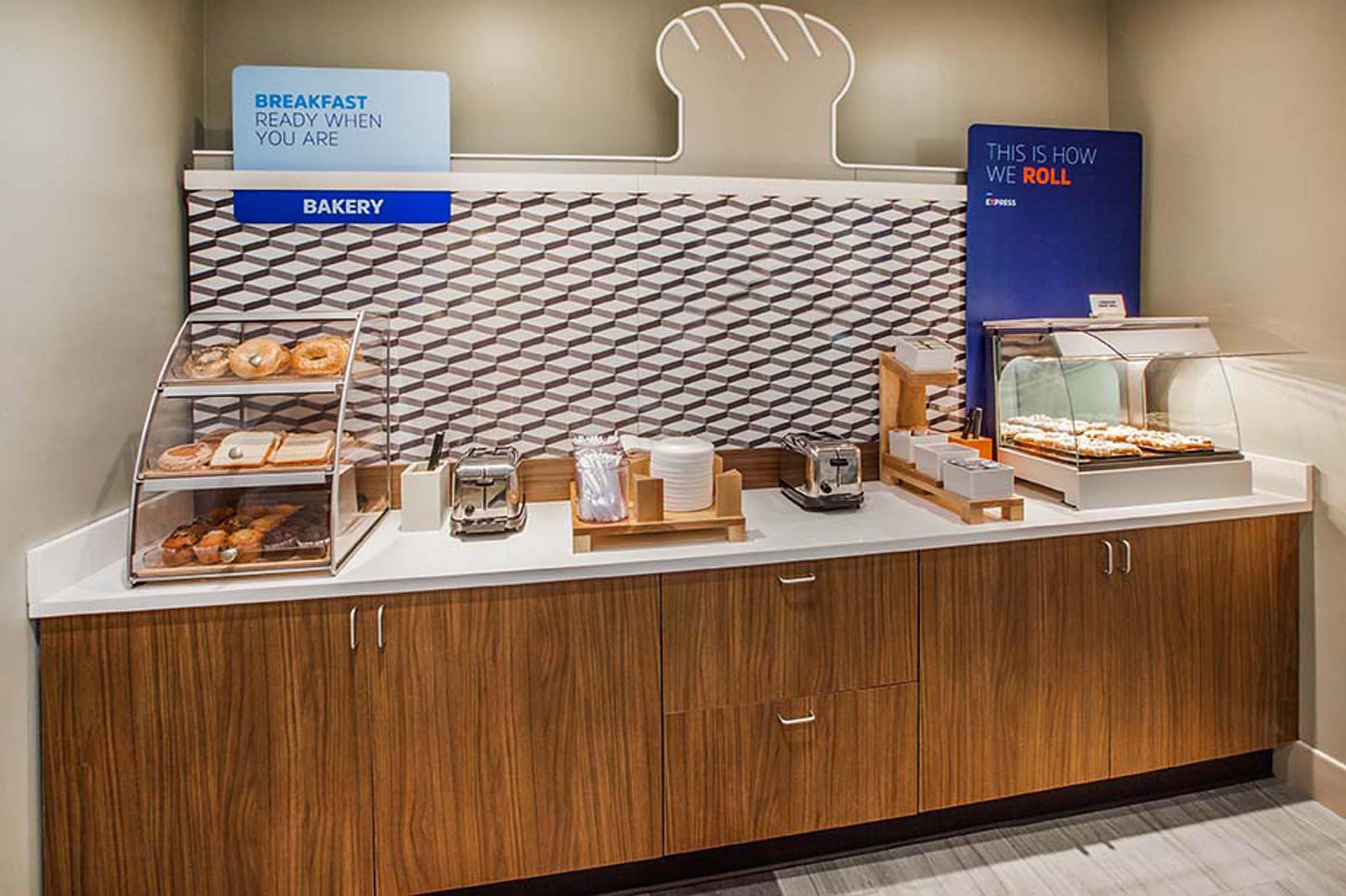 Holiday Inn Express Boston Brockton By Ihg Экстерьер фото